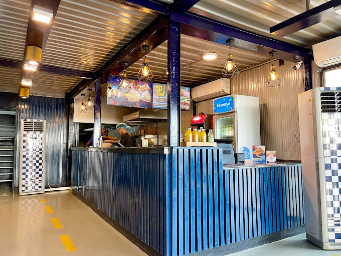 street buger bambalapitiya front desk